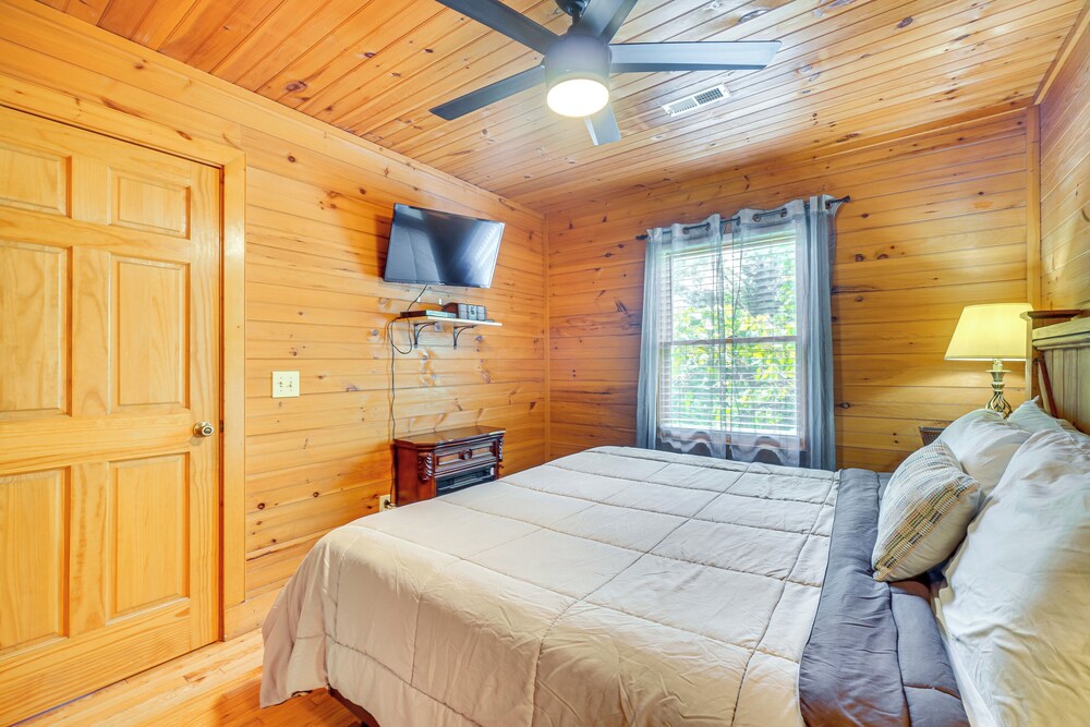 5 Mi to Gsmnp: Cabin w/ Hot Tub & Game Area