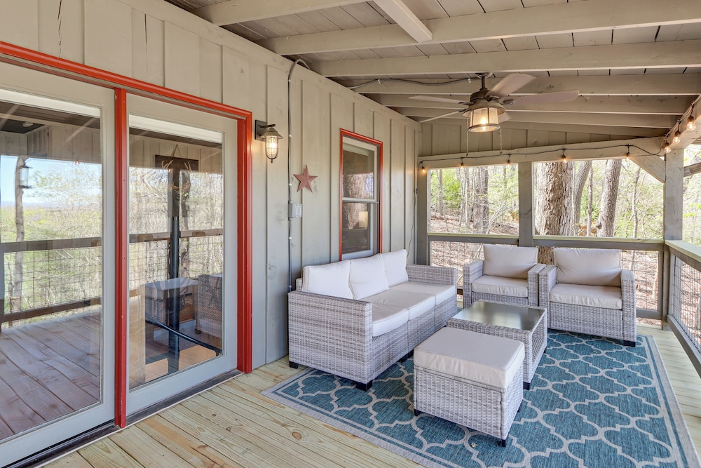3 Mi to Dtwn: Blue Ridge Cabin w/ Hot Tub & Views