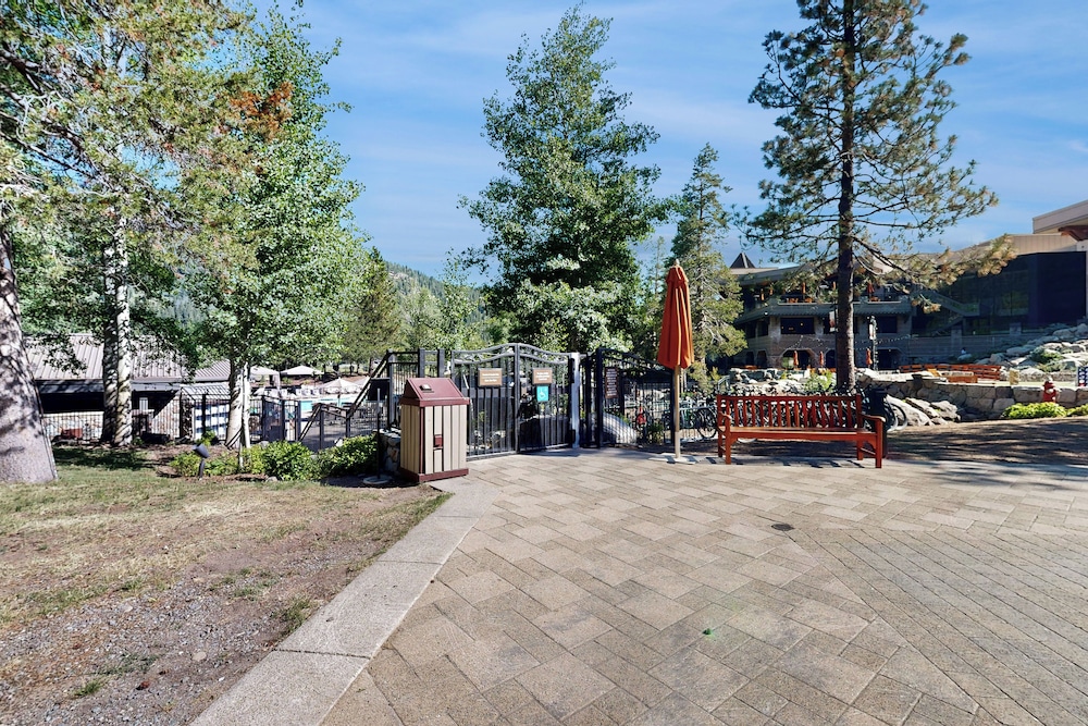 2BR Resort Condo Ski-in/ski-out, Pool, Hot Tub