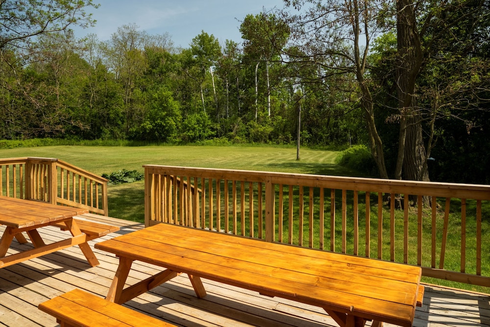 RARE FIND - 6 bdrm Very Private Cottage on 10 acres, Hot Tub, BBQ, Petfriendly