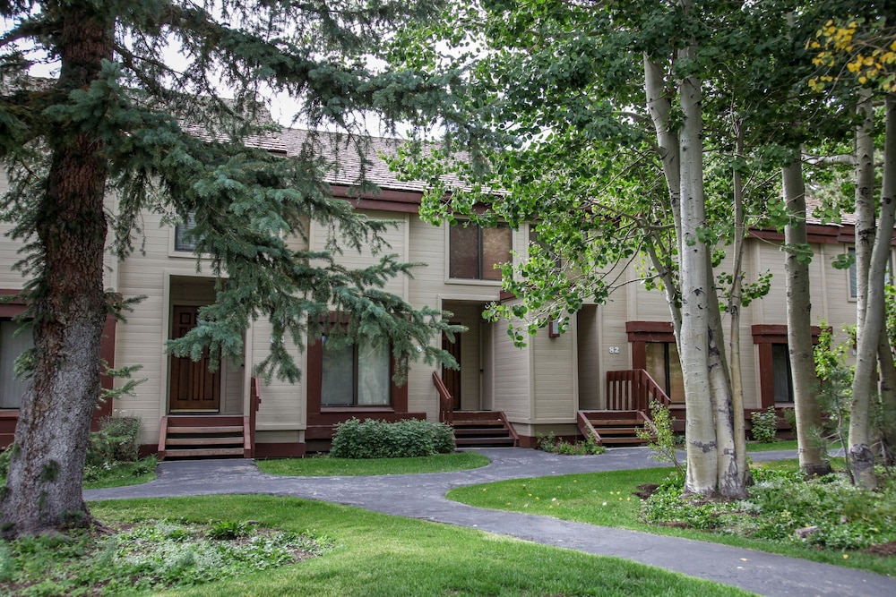 Snowcreek II #253 1 Bedroom Condo by RedAwning
