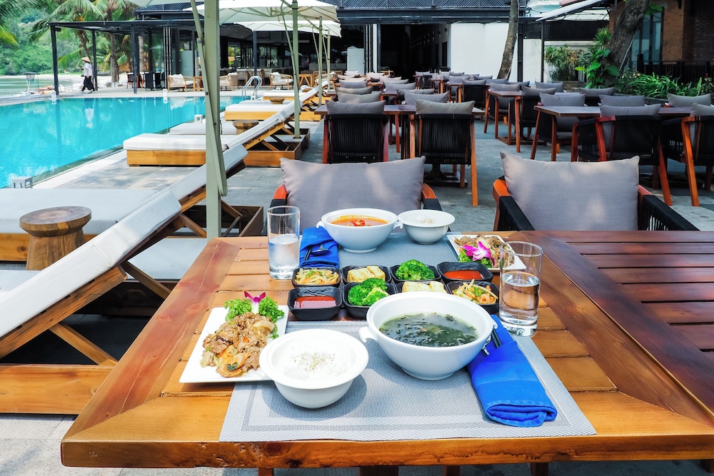 Bounce Beach Hotel & Tien Sa Resort