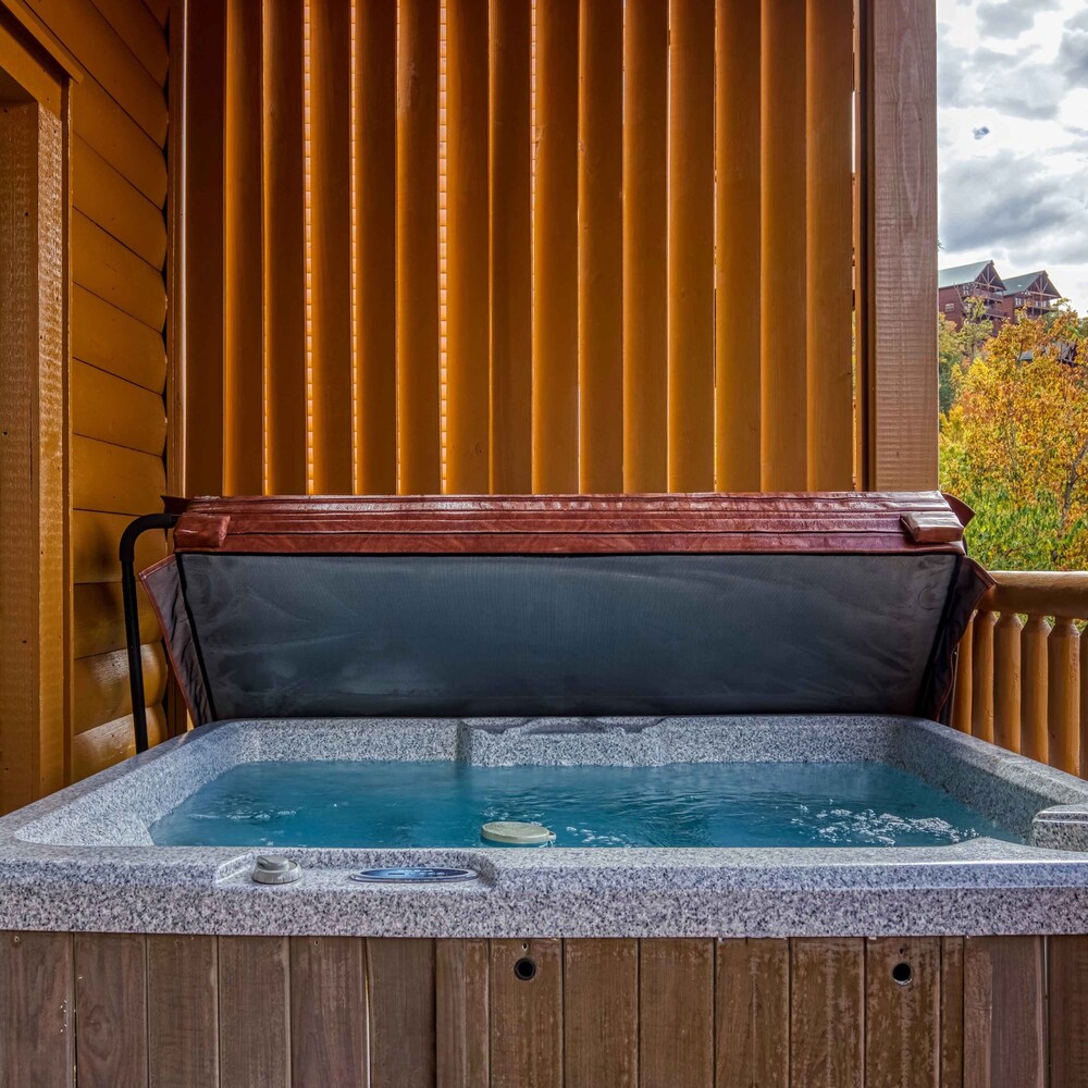 Awesome View Pool Hot Tub Game Room Fireplace