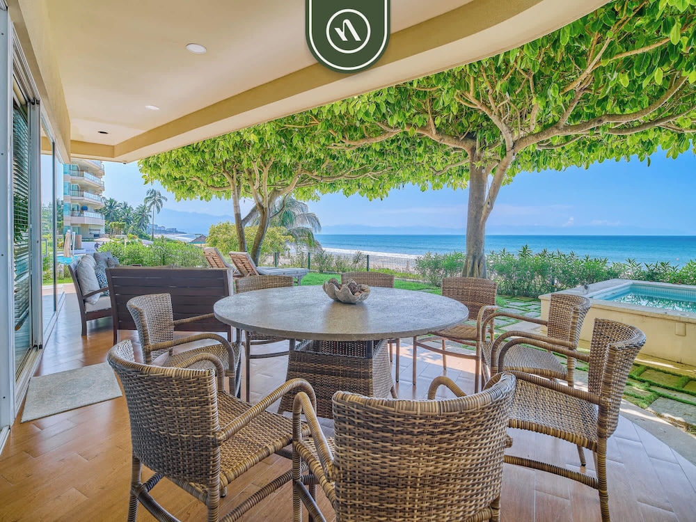 Luxury 4 BR Condo - Private Beachfront Deck With Pool