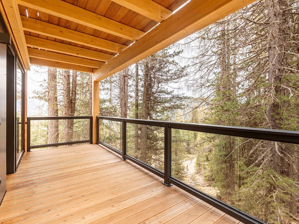 Lavish Chalet With hot tub