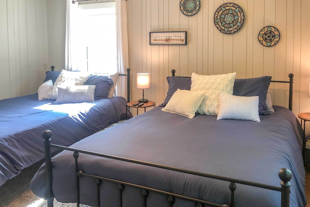 St Simons Island Vacations - Charming Simons Cottage w/ Porch: Half Mi to Beach - Property Image 3