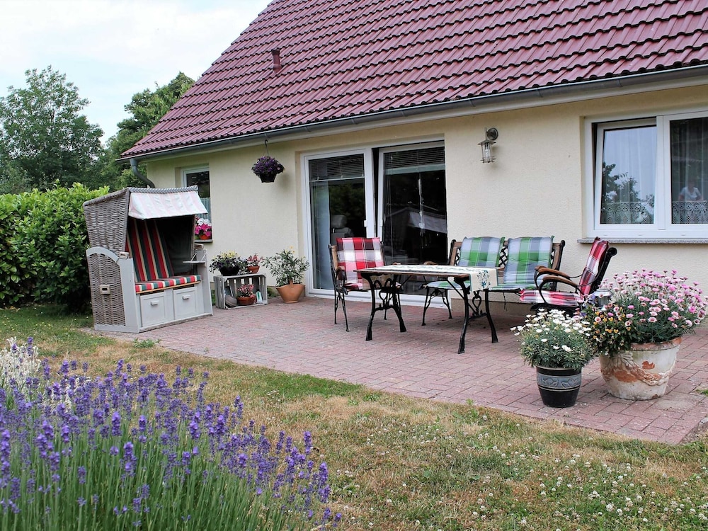Cozy Holiday Home in Hohenkirchen near Baltic Sea view 4