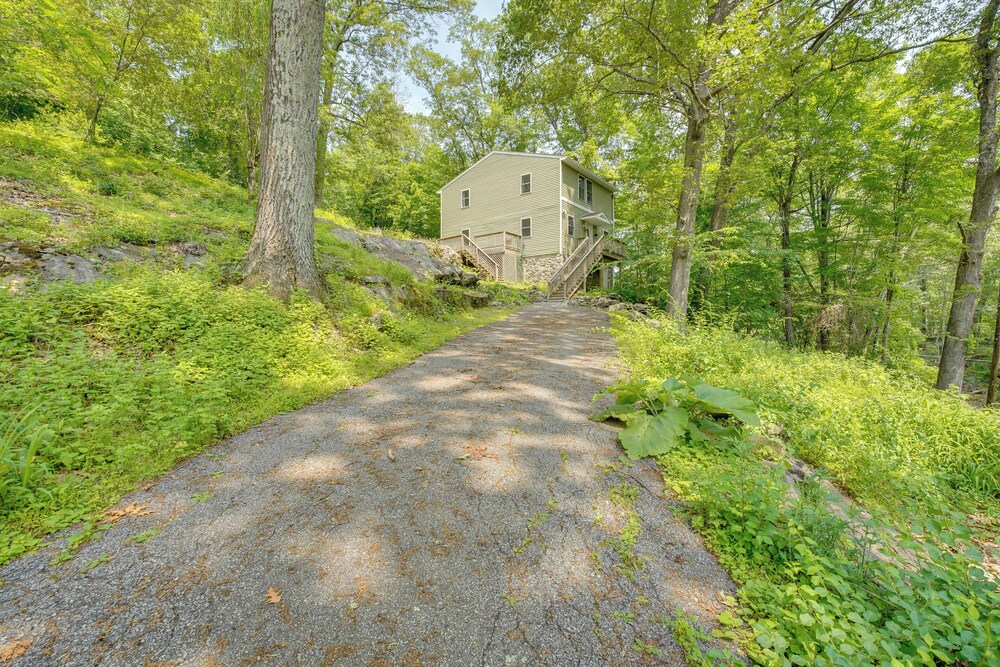 Walk to Putnam Lake: Updated Home w/ Deck