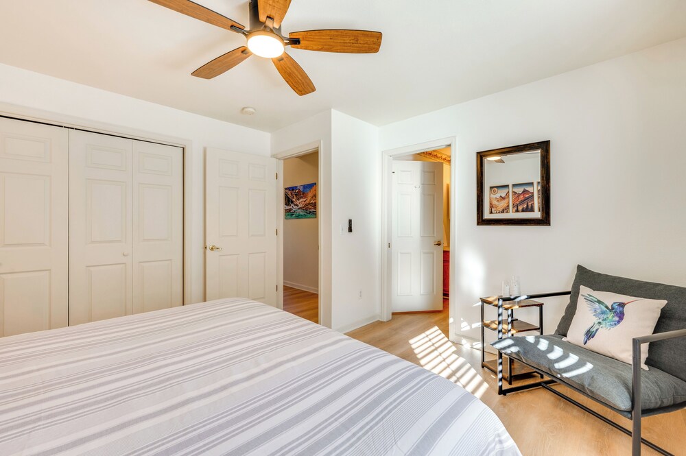 Walk to Downtown: Mountain-view Estes Escape