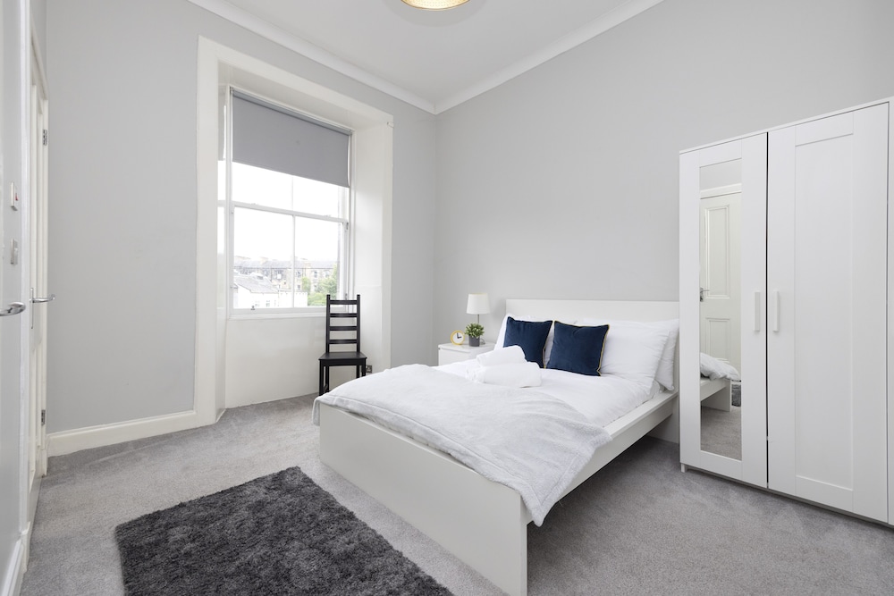 JOIVY 4-Bed Stylish Flat In Edinburgh City Centre view 2