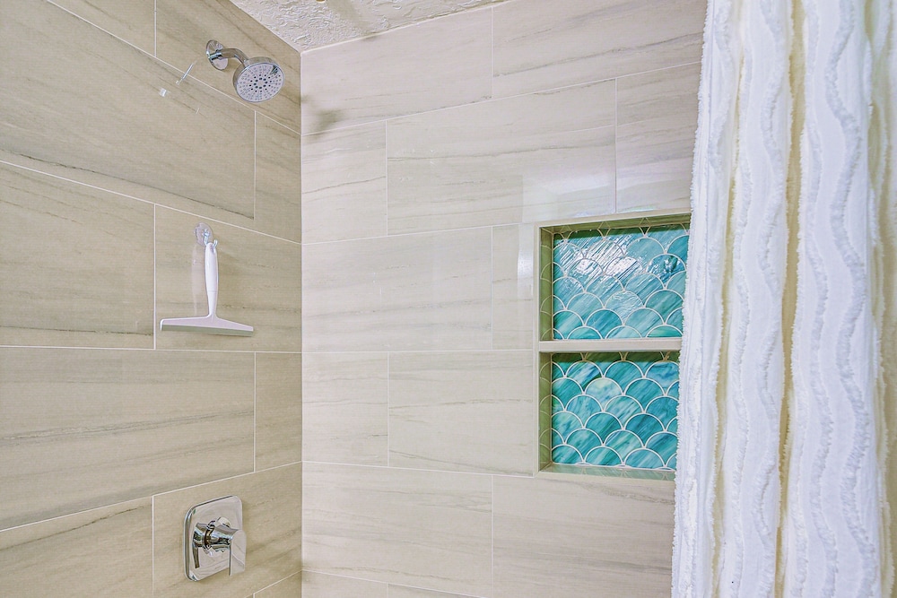 Pool & Hot Tub Access: Beachside Galveston Condo!