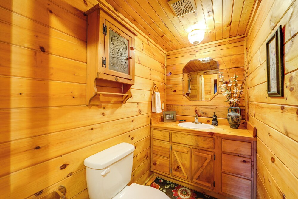 Creek On-site! Cabin 7 Mi to Cataloochee Ski Area