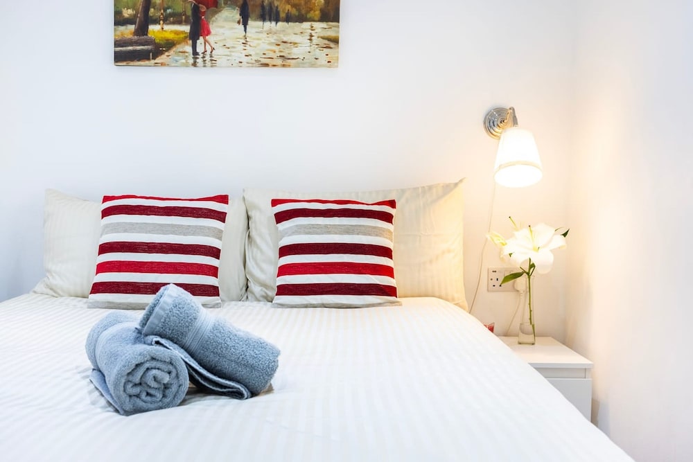 3 Bed 3 Bathroom Flat in Kensington B