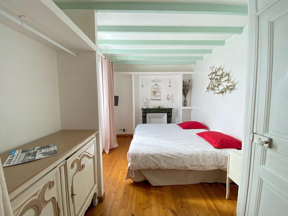 Charming Holiday Home With Garden in the Cotentin