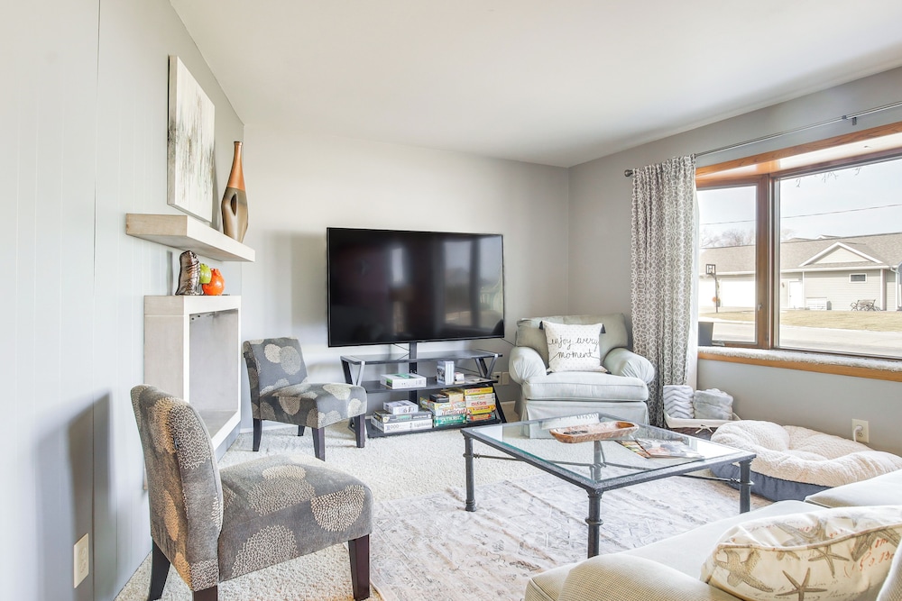 Walk to Lake: Family Getaway w/ Yard in Menasha!