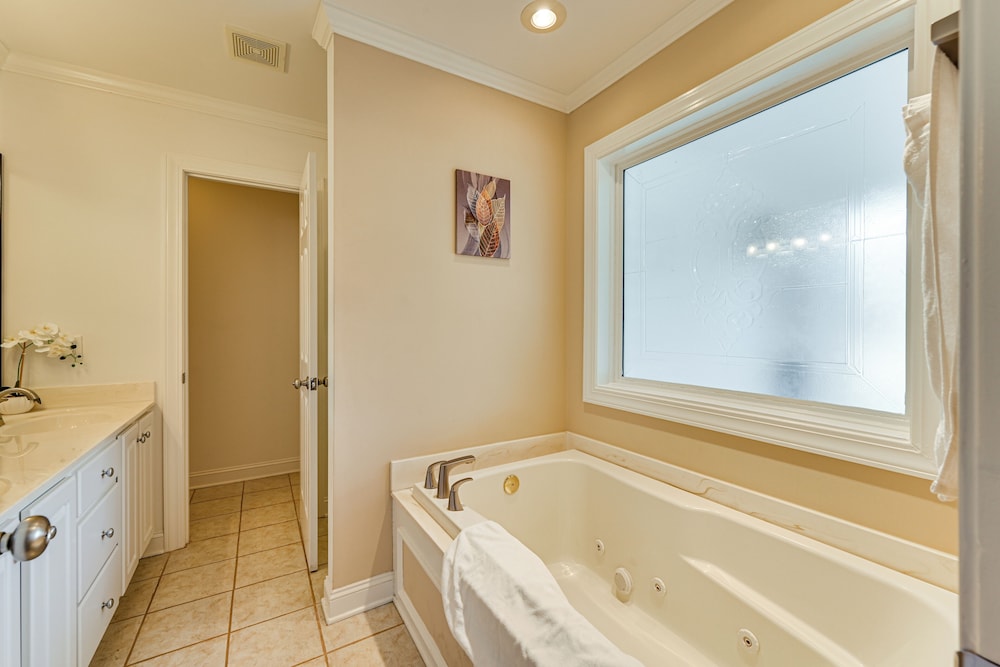 9 Mi to Dtwn: Greenville Home w/ Screened Patio!