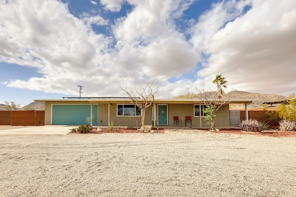 Mtn-view Home ~ 8 Mi to Joshua Tree Natl Park!