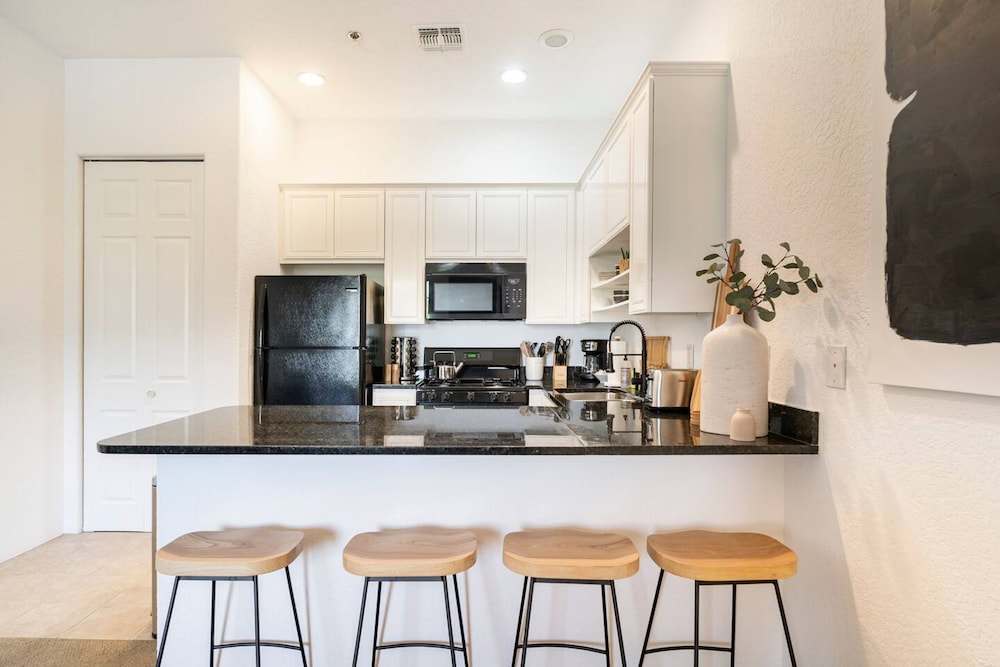 Designer Desert Condo Pool Hot Tub Dogs Welcome