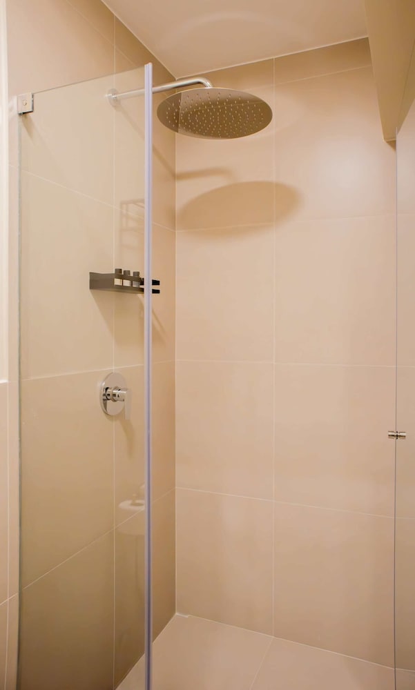 w Enchanting 2BR w Balcony Near Kennedy Park