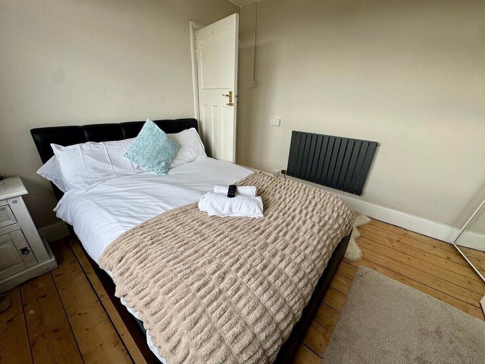 Cosy 2 Bedroom Home With Parking Near City Centre