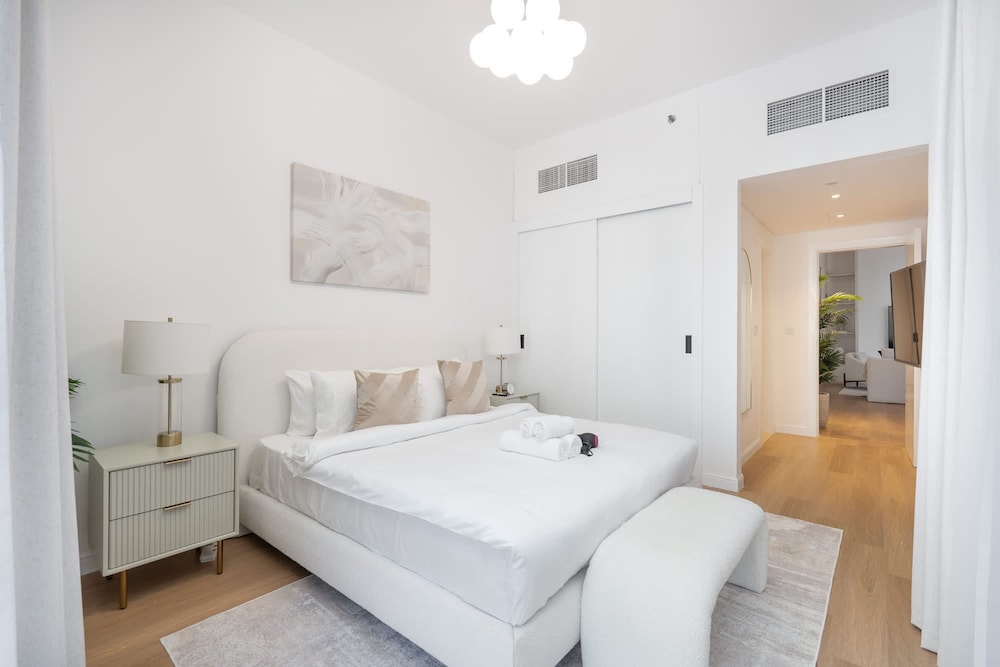 Bright and Airy 1-bedroom Apartment Perfect for 4 in Dubai Marina