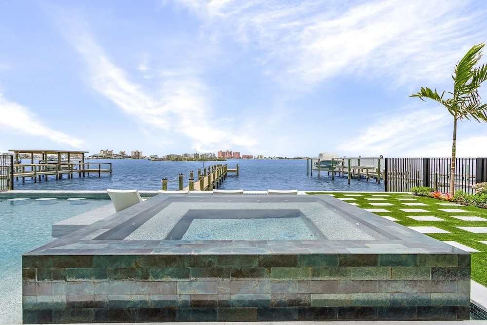 793 Shoreline Estate: 6bd/6br, Luxurious Pool Home On The Water! 6 Bedroom Home