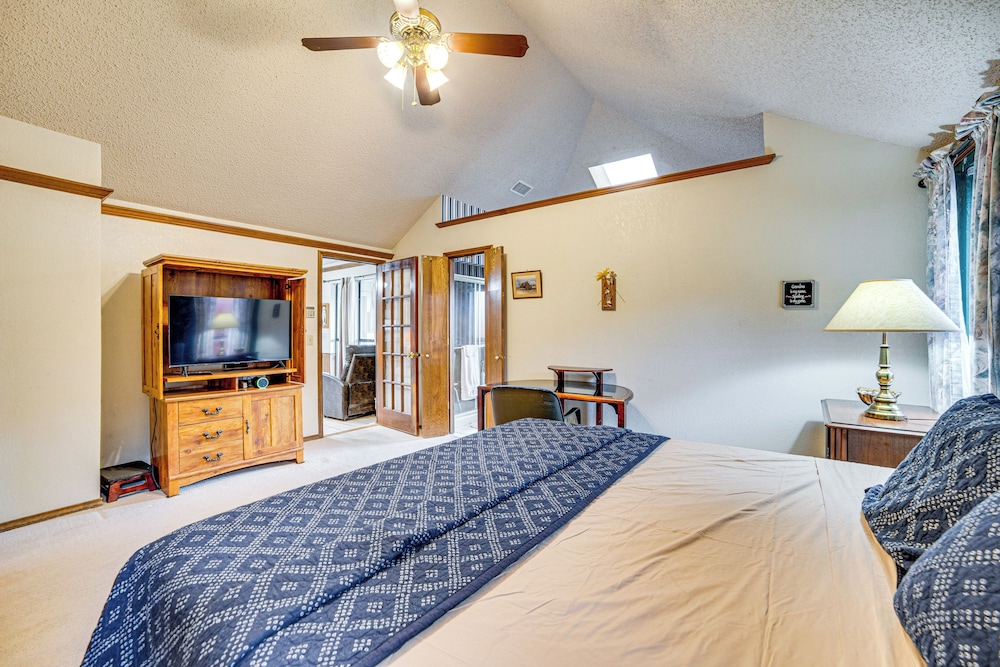 Pet-friendly Home w/ Pool - 8 Mi to Central Plano!