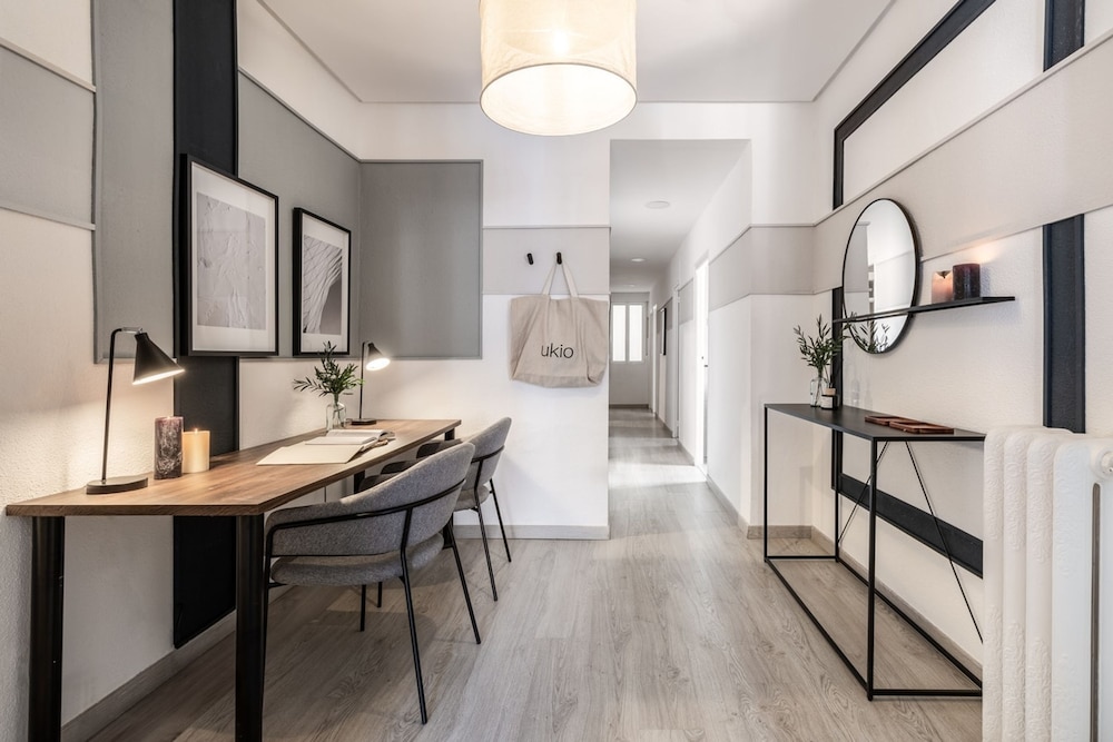 Zambrano - 4 Bedrooms and Office in Trafalgar