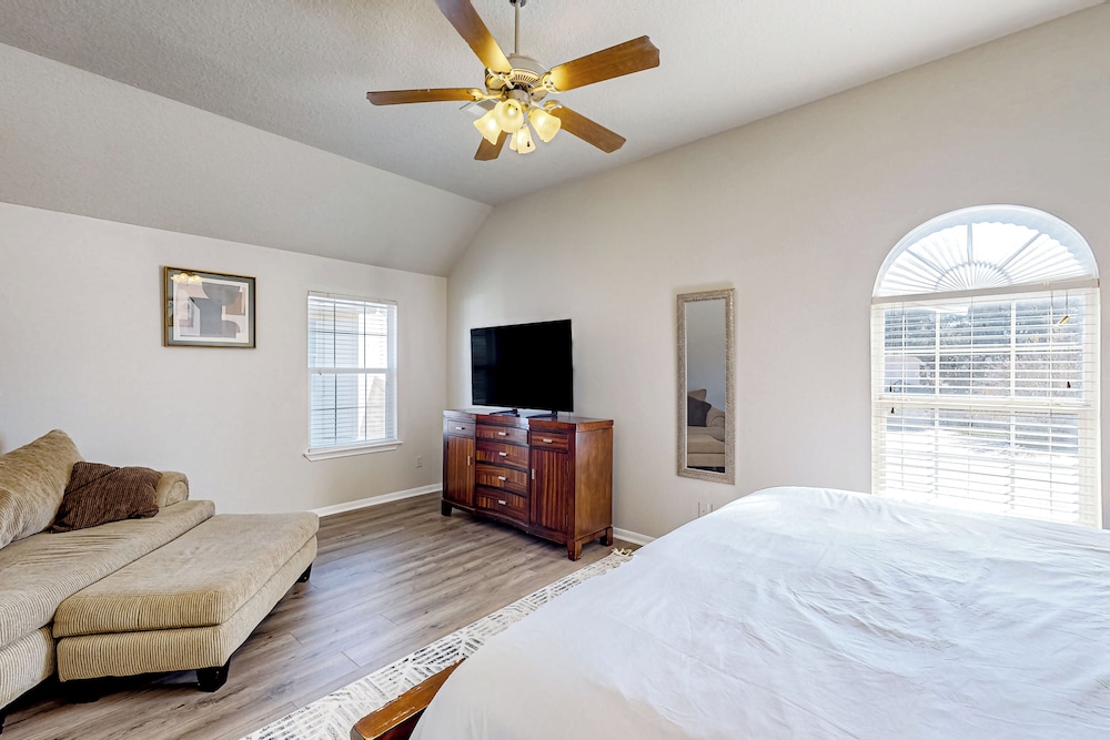 3BR w/ Yard, Updated Interior w/ A/C & W&D