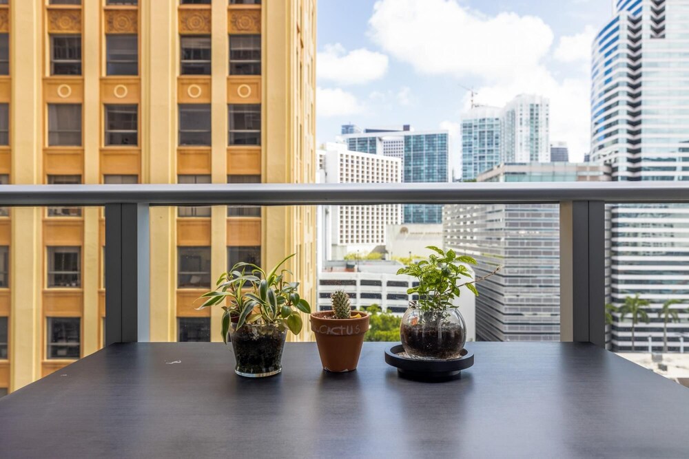 Cozy Downtown Pad- Luxe Rooftop Pool gym and More