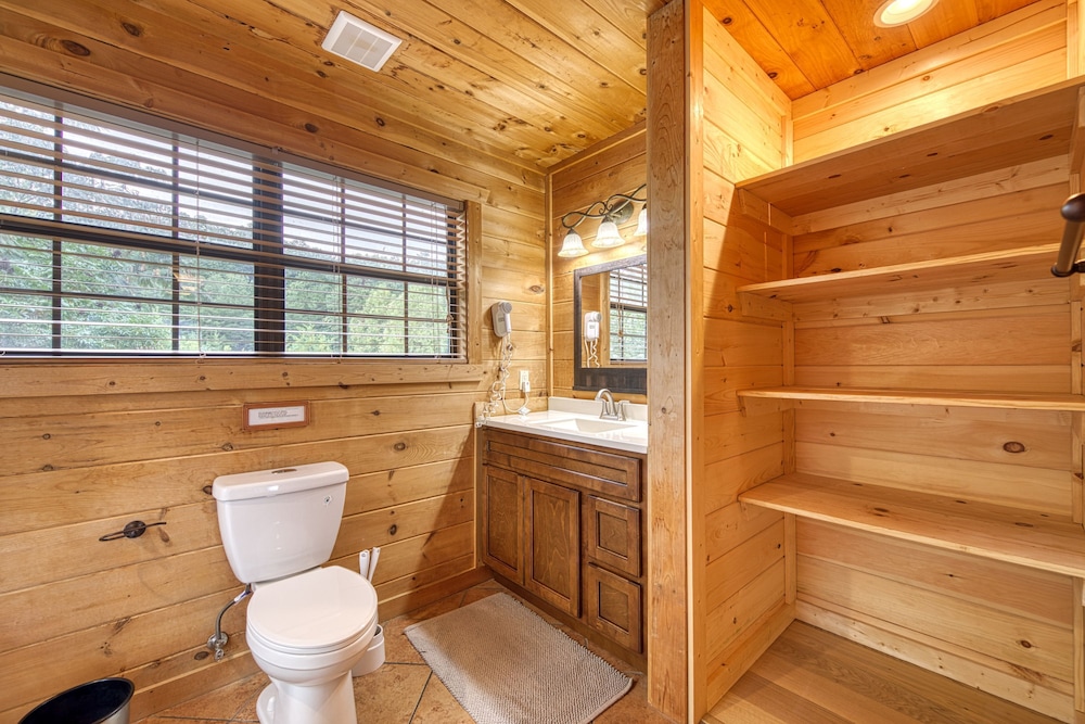 Cabin w Amazing Views Theater Firepit Hot Tub