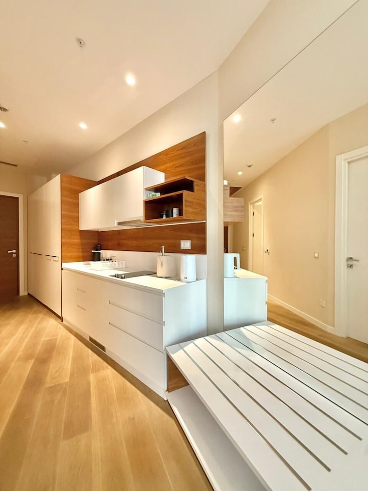 Condo Studio Plaza