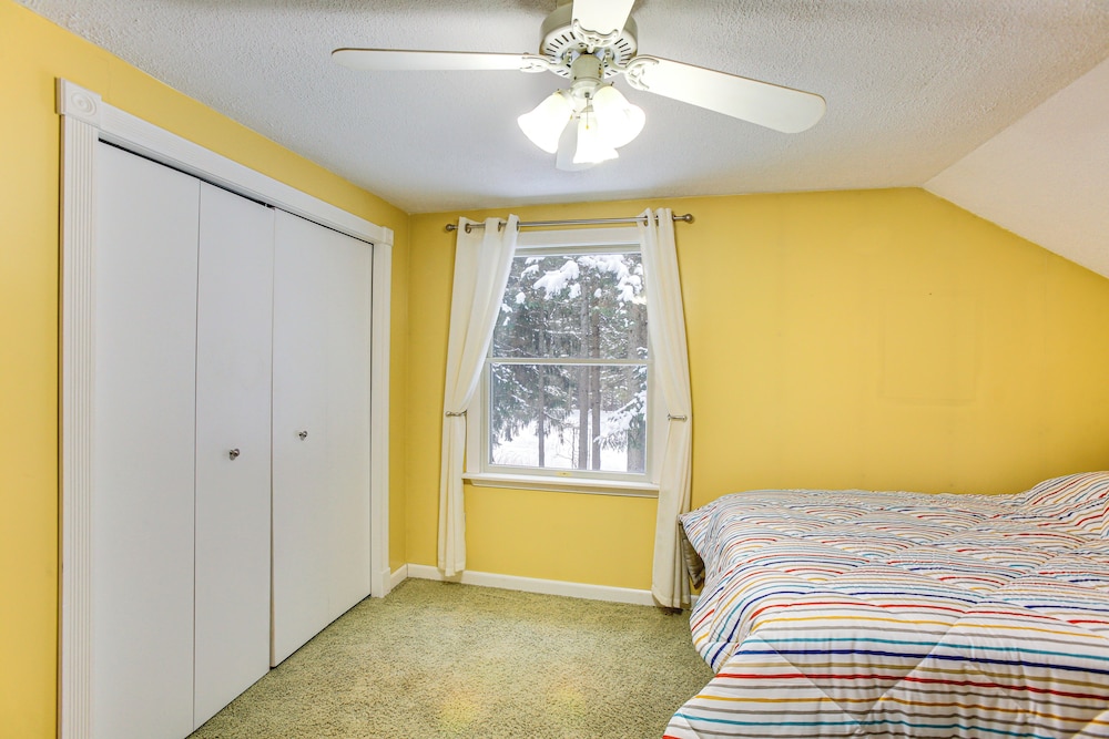 < 1 Mi to Snowmobile Trails: Cozy Cadillac Retreat