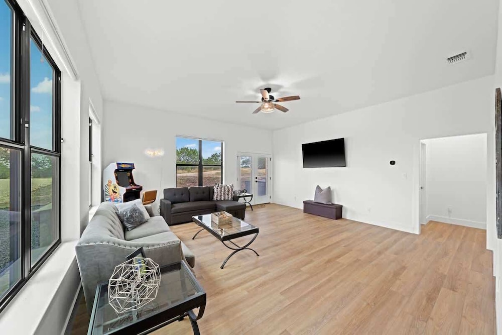 Hill Country Escape W/views Plus, Hot-tub and Pet Friendly!