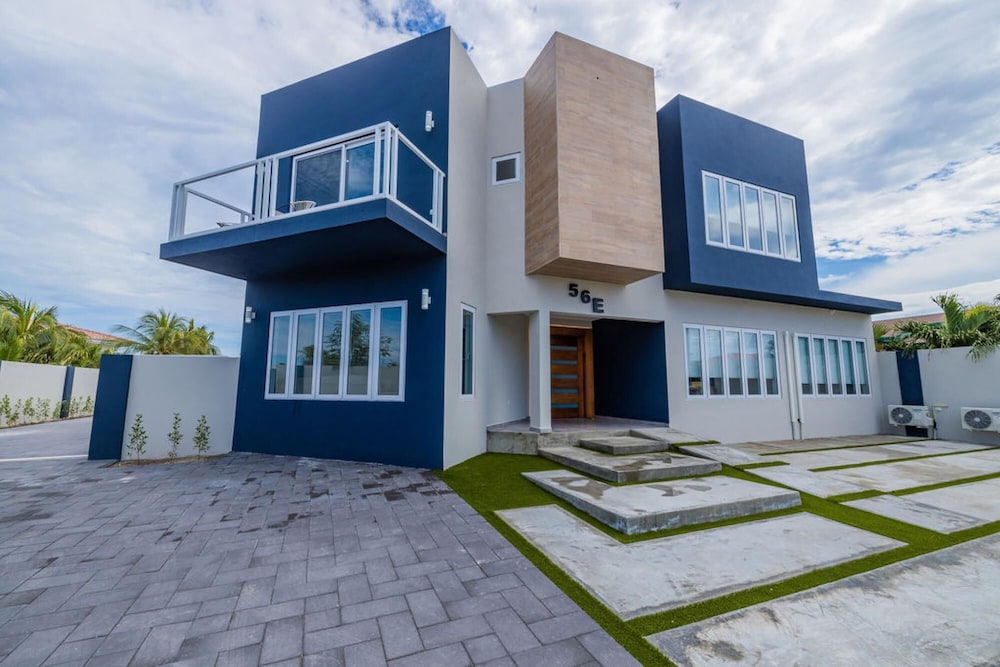 NEW 6 Bedroom Villa 2min Eagle Beach Palm Beach