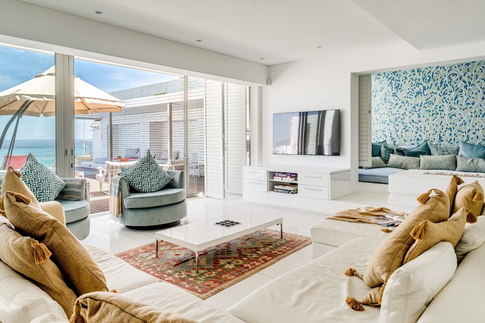 Villa Bleu Blanc in Camps Bay With Pool and Views