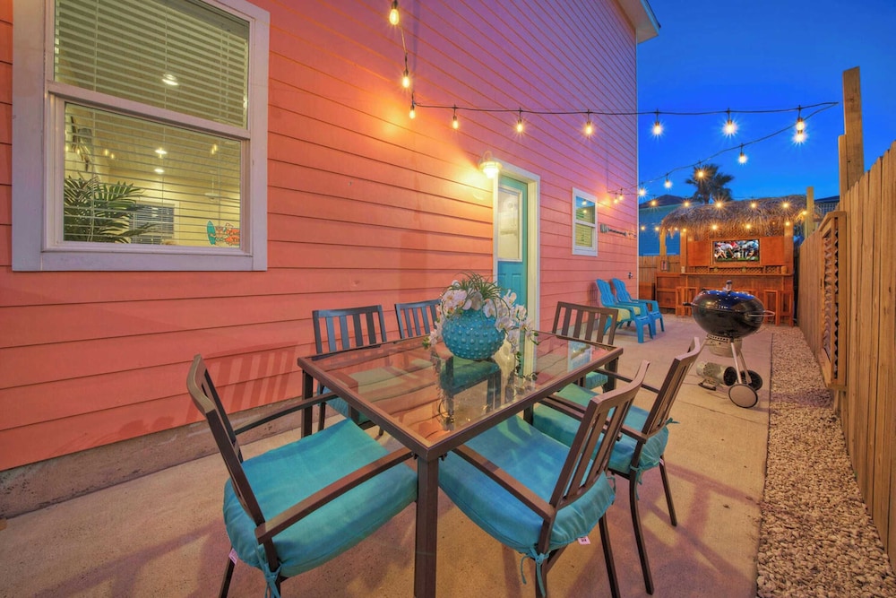 Sleeps 24, 2 Homes Pool, Backyard Tiki Bar, Fire Pit, Cornhole Walk to Beach