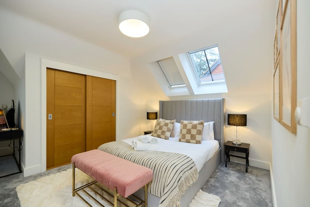 The Ascot Escape - Stylish 4bdr With Courtyard