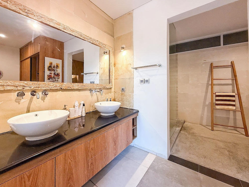 Villa St Calyx by DVH Luxe Retreats 3BR