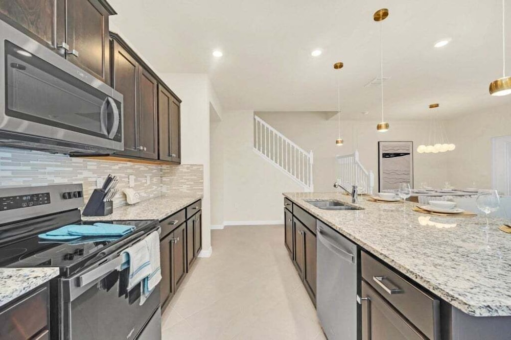 Luxury Home With Splash Pool 5 Bed Townhome! 5 Bedroom Townhouse