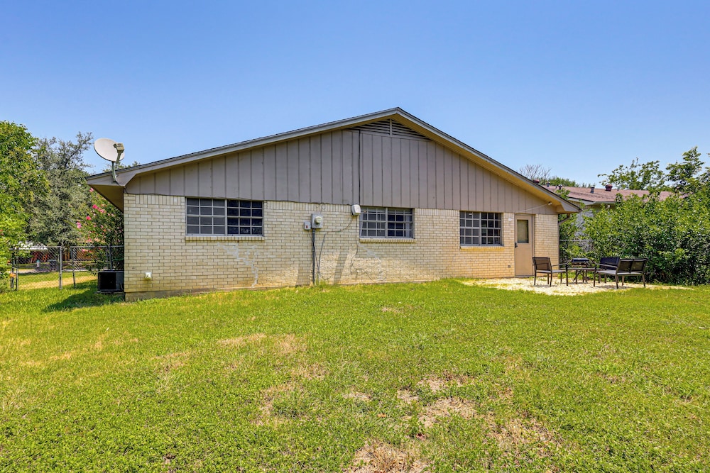 3 Mi to Dtwn! Group-friendly Getaway in Temple