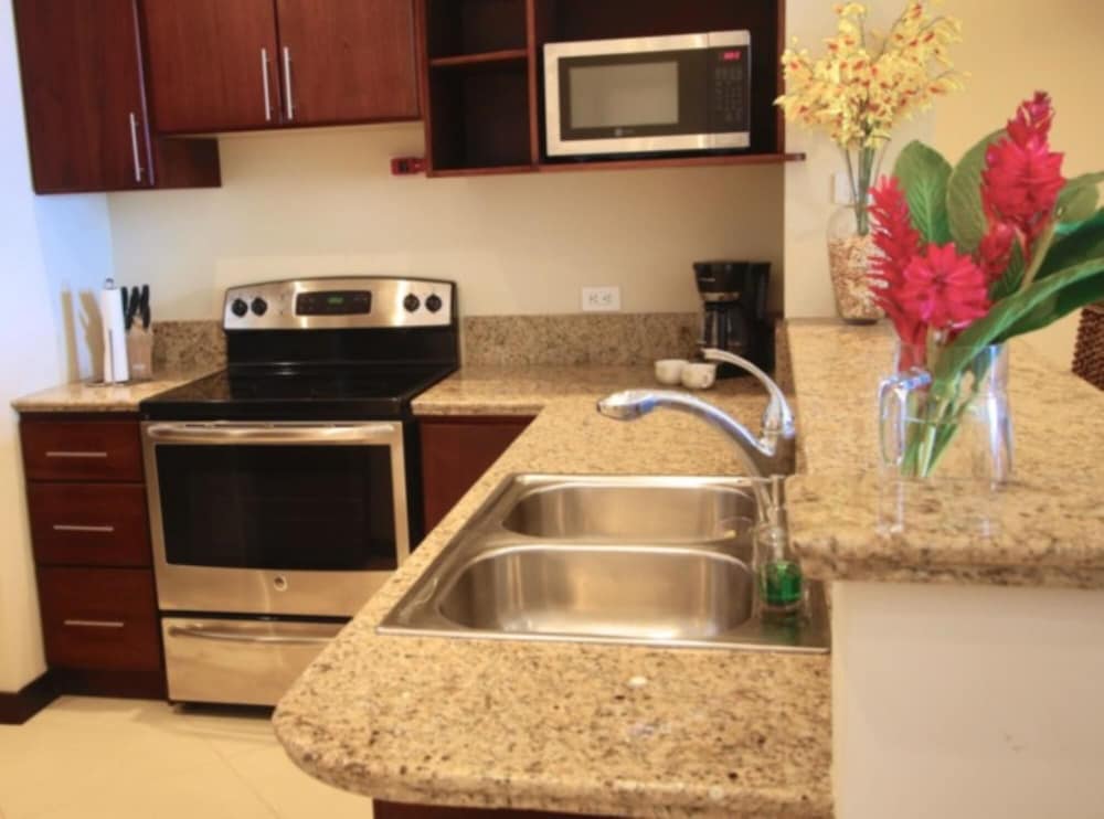 Pool Balcony Oceanview King Parking Full Kitchen - Flamingo Towers 25 view 3