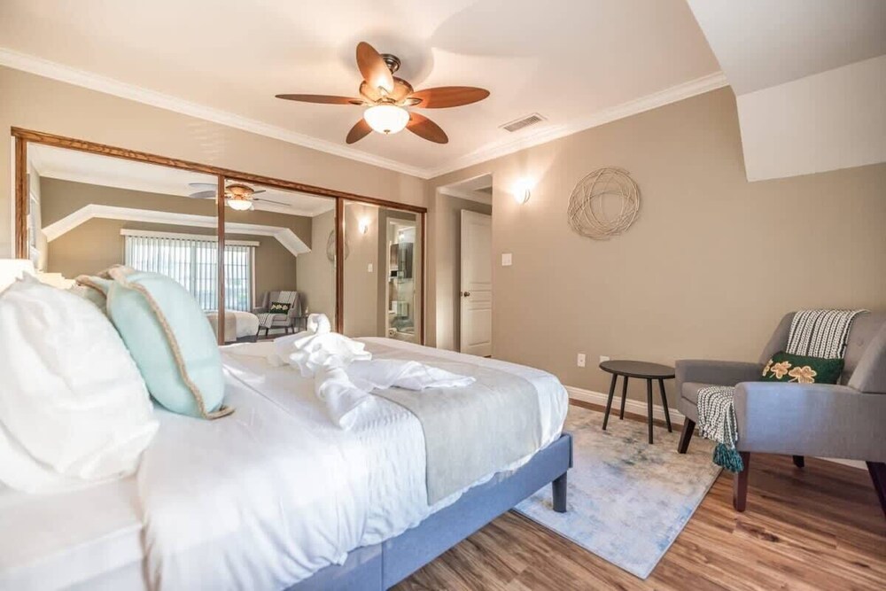 Marbella Lane - Charming 4BR Bungalo for Relaxing Retreat