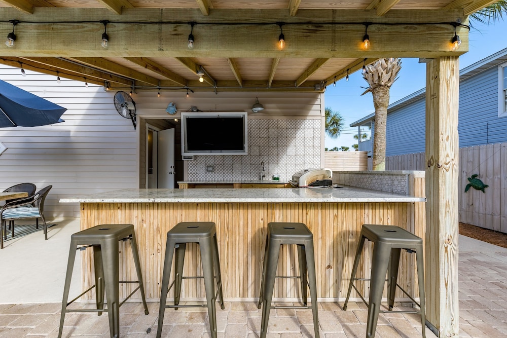 Destin Dolphin by Avantstay 2 Mins Walk To Beach w Pool Large Outdoor Entertaining Area