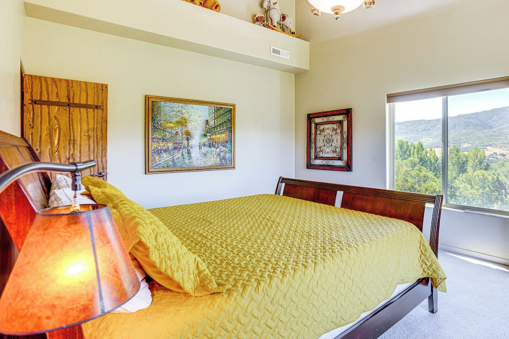 5 Mi to Powder Mtn: Tuscan Mountain Retreat