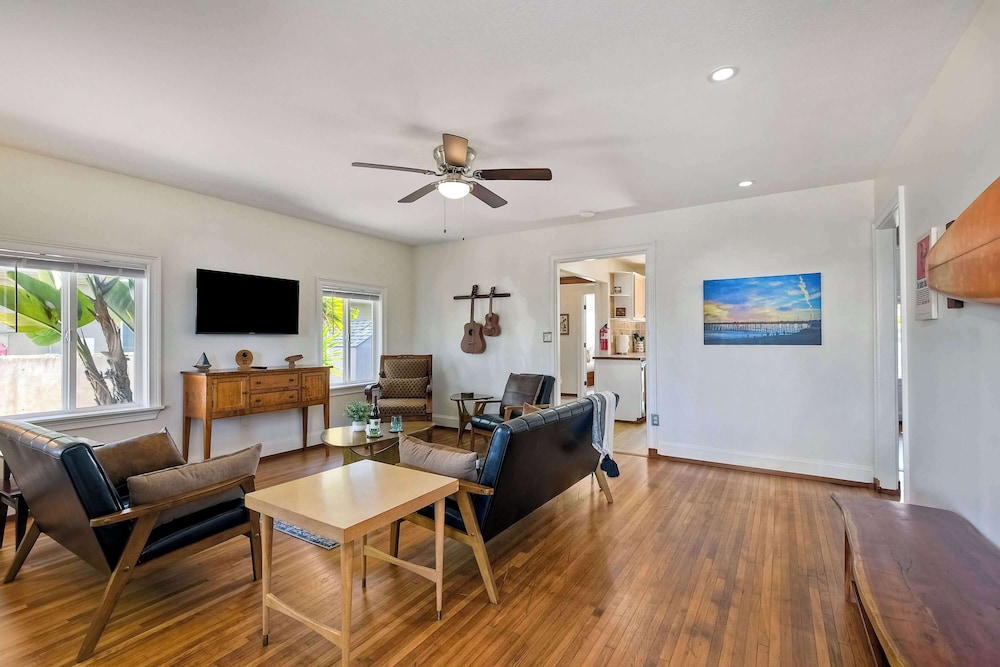 Vintage Beach Bungalow - For 6!