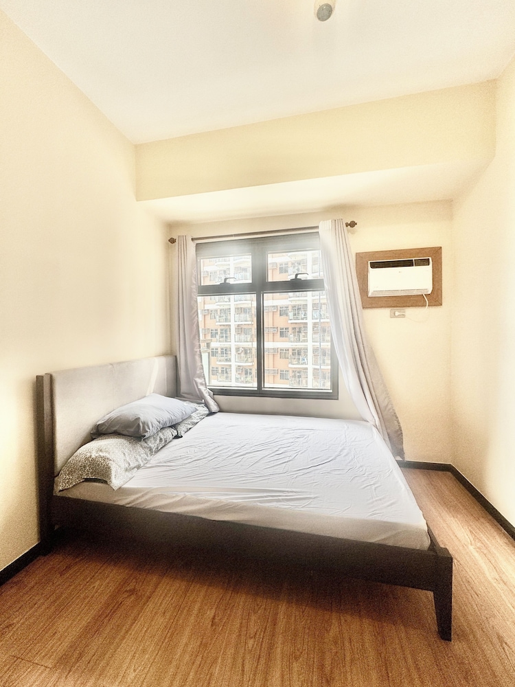 Manila Bay View - 1BR with balcony