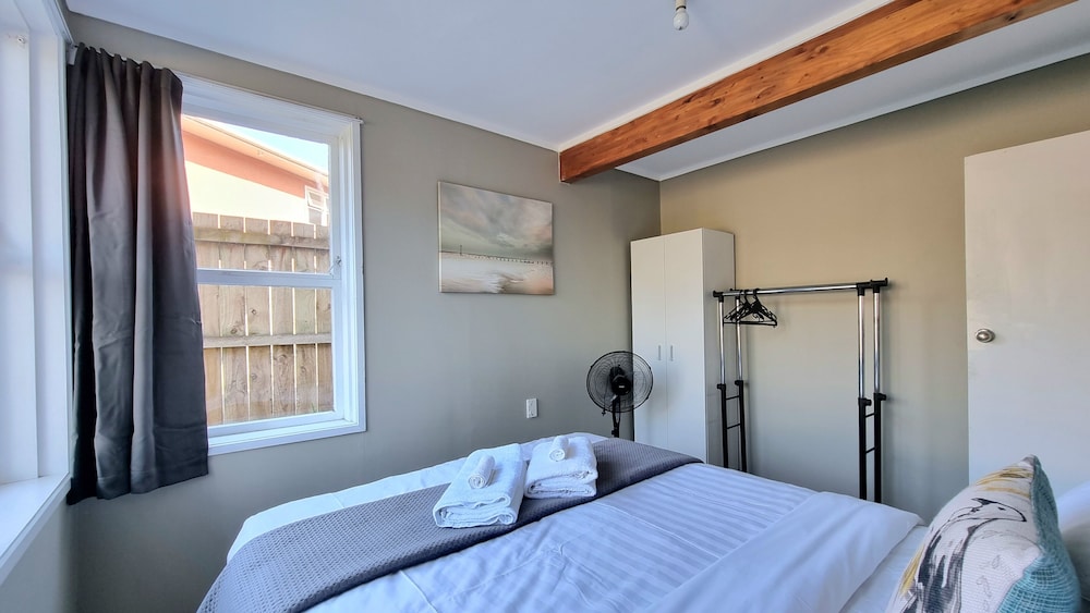 Lovely 2- Bedroom Unit with Free Parking view 5