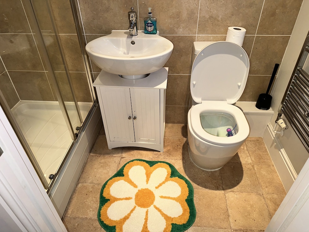 Beautiful 5 Bed Detached House - Sleeps 9 view 3