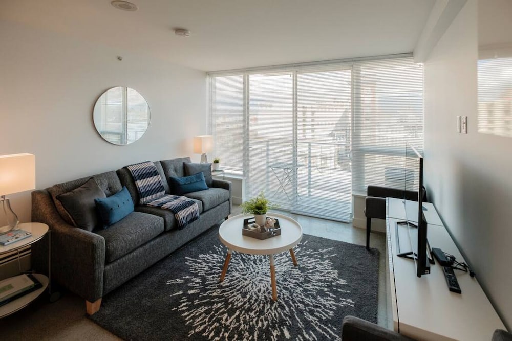 Pender Modern Studio on the Edge of Downtown Chinatown